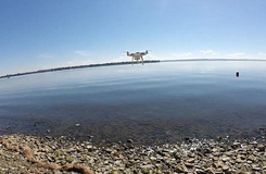 城會(huì)玩！加拿大男子成功用無人機(jī)釣到魚