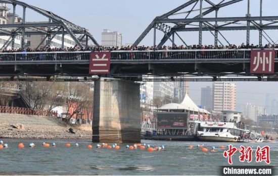 圖為活動現(xiàn)場冬泳愛好者表演“漂游”?！钇G敏 攝