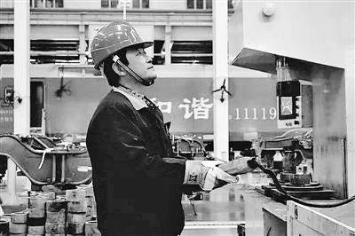 蘭州：寒夜黃河邊，他一把拉出落水大學生