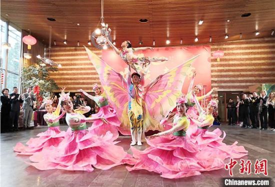 圖為雜技演員通過精湛的技藝贏得了滿堂喝彩?！「拭C省文化和旅游廳網(wǎng)站 攝