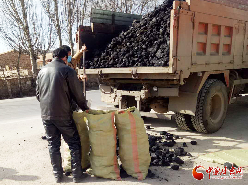【甘肅全民戰(zhàn)“疫”】雪中送炭！會(huì)寧一企業(yè)為基層防控點(diǎn)捐贈(zèng)10噸愛心煤（圖）