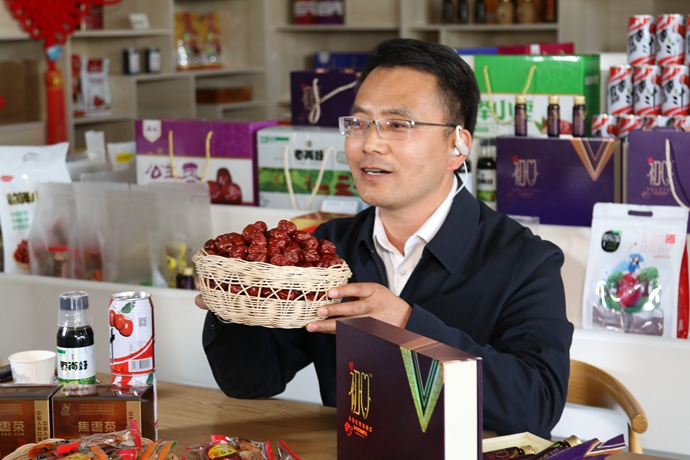 “縣長直播天團”唱響“甘貨春之聲”，售出近30種甘貨1萬余件 開進直播間的網絡扶貧博覽會，受百萬網友點贊 