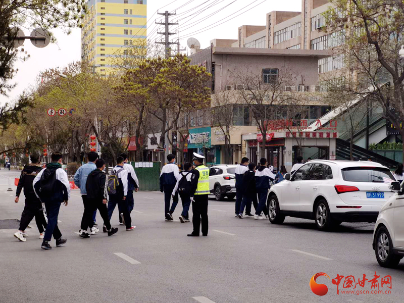 保駕護航！涼州公安交警“護學(xué)崗” 撐起“平安傘”