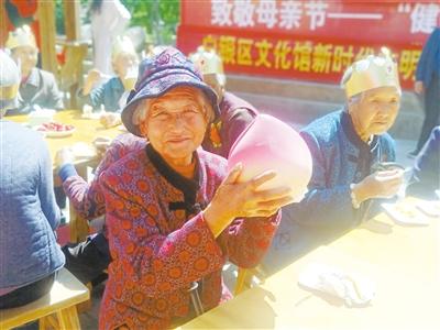 母親節(jié)，白銀“花村”擺了一場“敬老宴”