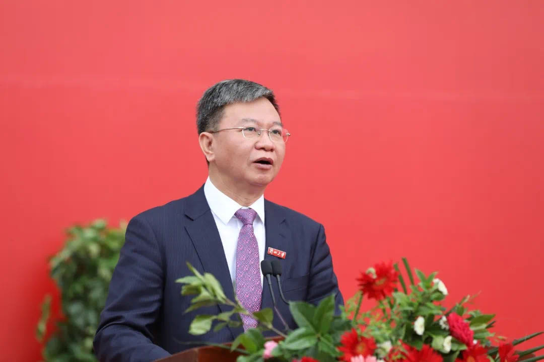 蘭州大學(xué)校長嚴(yán)純?nèi)A寄語2020屆本科畢業(yè)生：做敢擔(dān)當(dāng)、能擔(dān)當(dāng)、有擔(dān)當(dāng)?shù)娜?>
        </a><em>蘭州大學(xué)校長嚴(yán)純?nèi)A寄語2020屆本科畢業(yè)生：做敢擔(dān)當(dāng)、能擔(dān)當(dāng)、有擔(dān)當(dāng)?shù)娜?/em></li>
    <li><a  target=