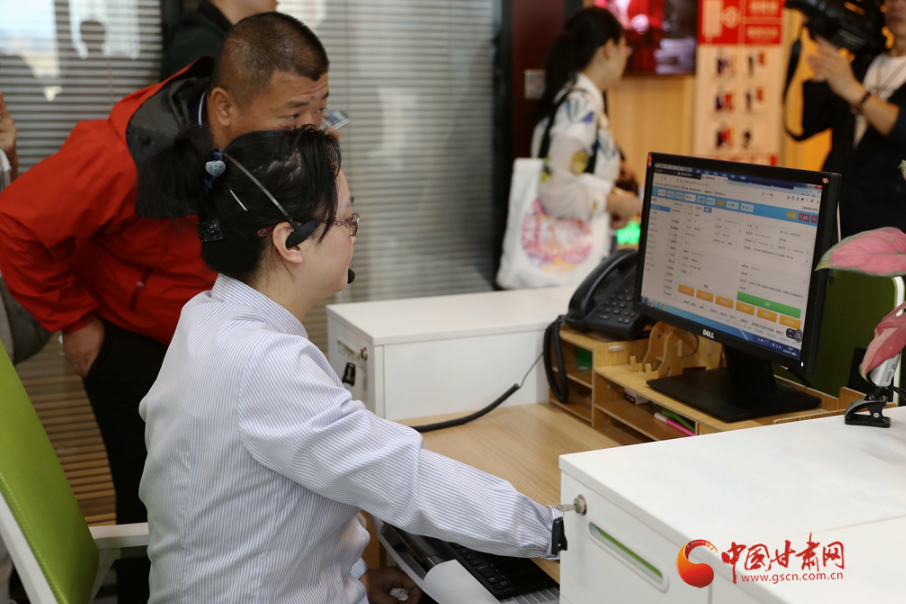 【走向我們的小康生活】蘭州：虛擬養(yǎng)老院托起幸?！跋﹃柤t”