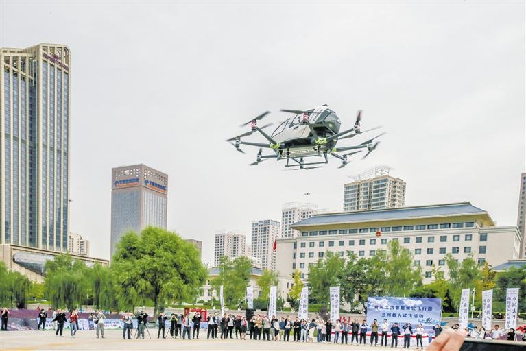 超酷、超刺激！智能駕駛飛行器在蘭載人試飛