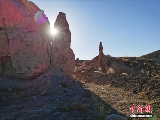 山丹境內(nèi)的長城是由壕塹和山險(xiǎn)為主的漢長城和黃土墻體為主的明長城兩部分組成。 翟繼宗 攝