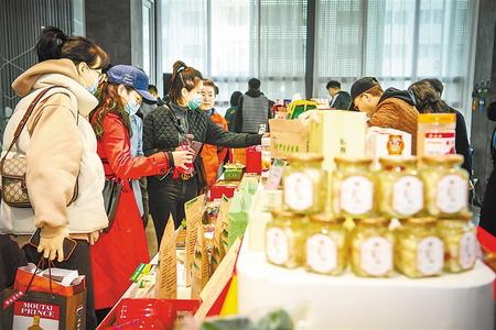 今天，在這里聽榆中的脫貧故事 ——榆中縣“脫貧攻堅(jiān)宣傳周”發(fā)布活動(dòng)暨脫貧攻堅(jiān)主題成就展啟動(dòng)側(cè)記