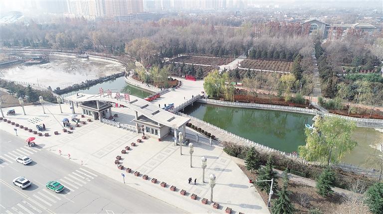 　初冬時節(jié)，臨夏市東郊公園里,楓樹、松柏、云杉等樹木色彩斑斕