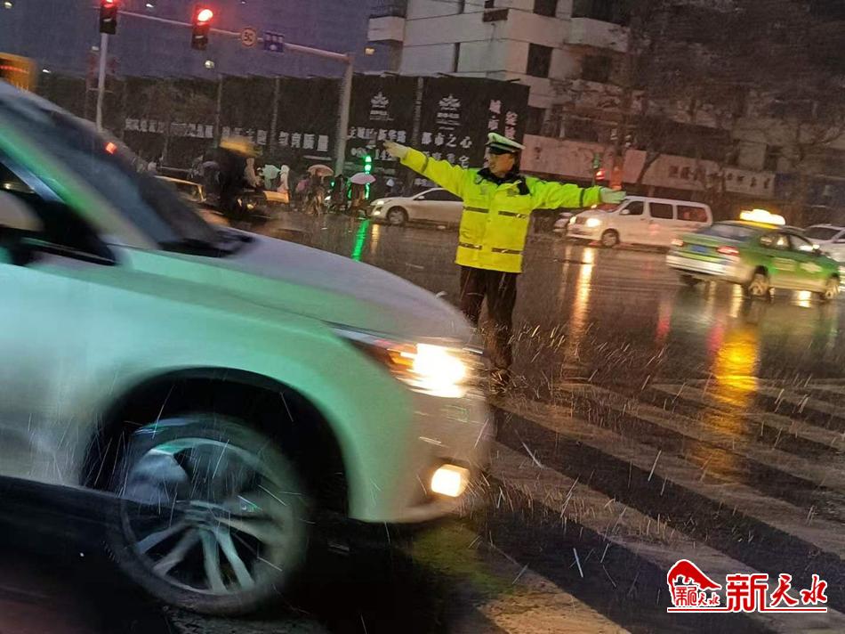 風(fēng)雪襲來(lái)，天水最美“警色”在路上！
