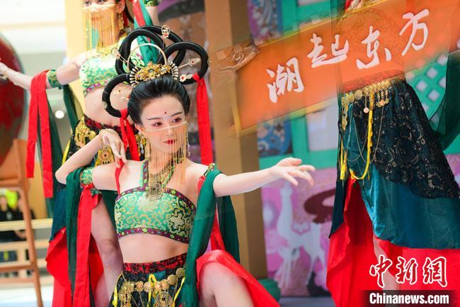 圖為今年9月5日，在重慶亮相的敦煌博物館“潮起東方”主題活動(dòng)現(xiàn)場(chǎng)。敦煌博物館供圖