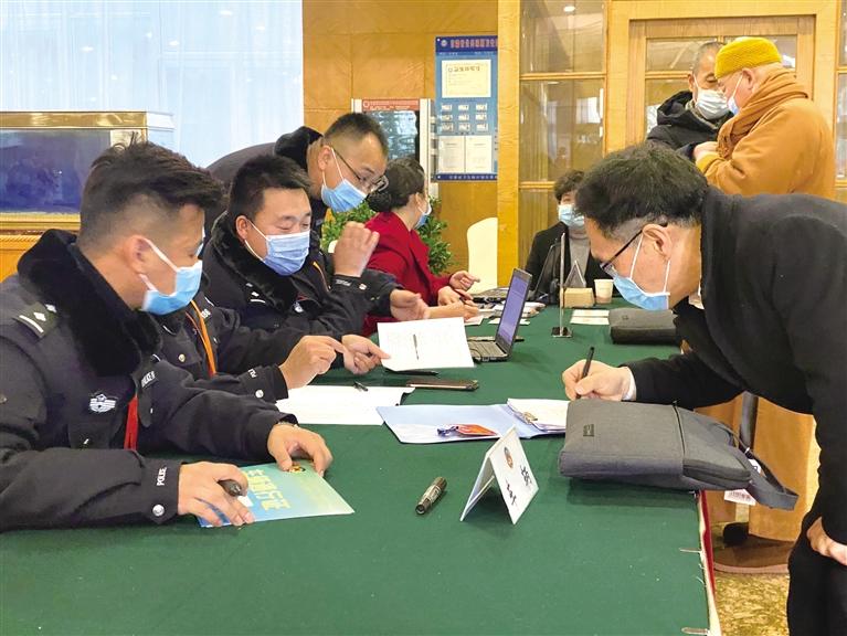 政協(xié)委員報(bào)到 蘭州進(jìn)入“兩會時(shí)間”