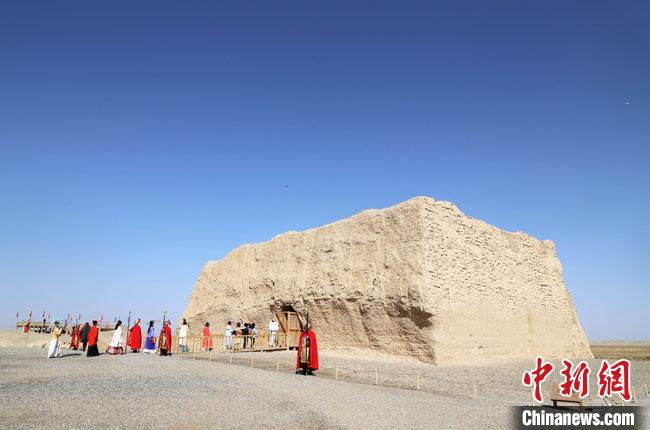 數(shù)十位身著古裝的女性通過(guò)體驗(yàn)賞漢舞、習(xí)漢禮、吟誦詩(shī)詞等中華傳統(tǒng)文化，再現(xiàn)古絲綢之路的繁華盛景?！⊥踺?攝