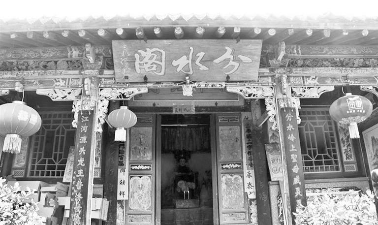 秦嶺鎮(zhèn)分水閣，一屋檐水分江河 這里可看水系奇觀，可賞連翹花海