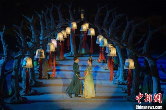 圖為全新升級(jí)《敦煌盛典》，新增戰(zhàn)馬、燈籠矩陣，以及最新聲、光、電硬件設(shè)施?！⊥醣筱y 攝