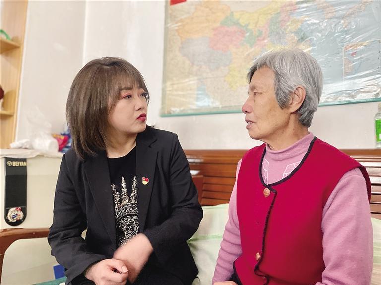 敦煌路街道任家莊街東社區(qū)黨委書記、居委會主任譚莉：我們必須成為老百姓堅強的后盾