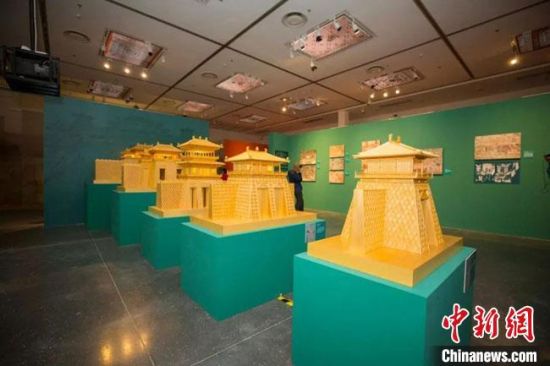 圖為呈現(xiàn)敦煌壁畫中的建筑和園林之美的復(fù)原模型。(資料圖) 敦煌研究院供圖