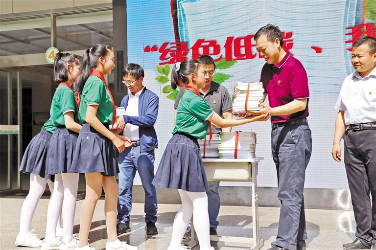 甘肅省生態(tài)環(huán)境廳開展送書進(jìn)?；顒?dòng)