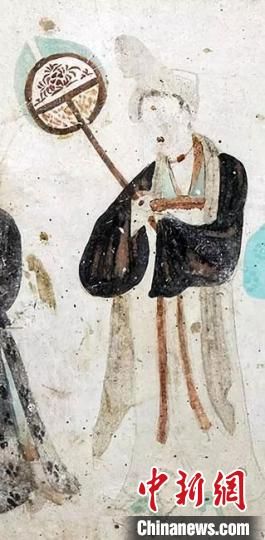 “一把小扇在手，笑對仲夏酷暑?！眻D為莫高窟第468窟《執(zhí)團(tuán)扇女供養(yǎng)人》(中唐)?！《鼗脱芯吭汗﹫D