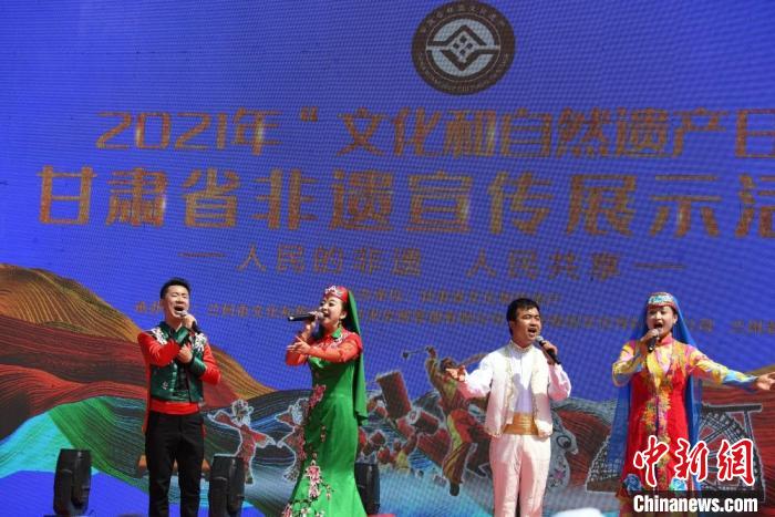 圖為甘肅臨夏回族自治州非遺傳承人演唱花兒?！钇G敏 攝