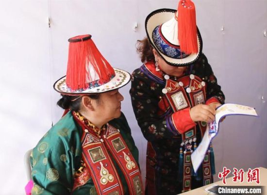 圖為用活態(tài)傳習(xí)的模式促進(jìn)裕固族非物質(zhì)文化遺產(chǎn)的保護(hù)傳承?！∈缝o靜 攝