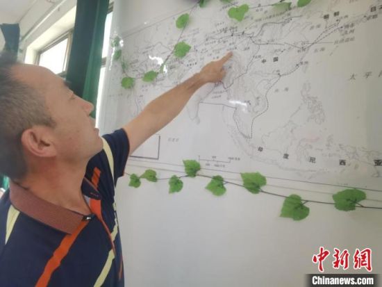 圖為甘肅省社會(huì)科學(xué)院絲綢之路研究所所長(zhǎng)侯宗輝指出《絲綢之路古文明》課題組考察線路?！￠Z姣 攝