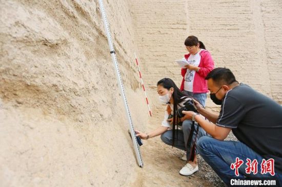 科技保護讓長城價值的真實性和完整性得到有效延續(xù)和傳承。圖為文物工作者正在測量關(guān)城的相關(guān)數(shù)據(jù)?！「哒?攝