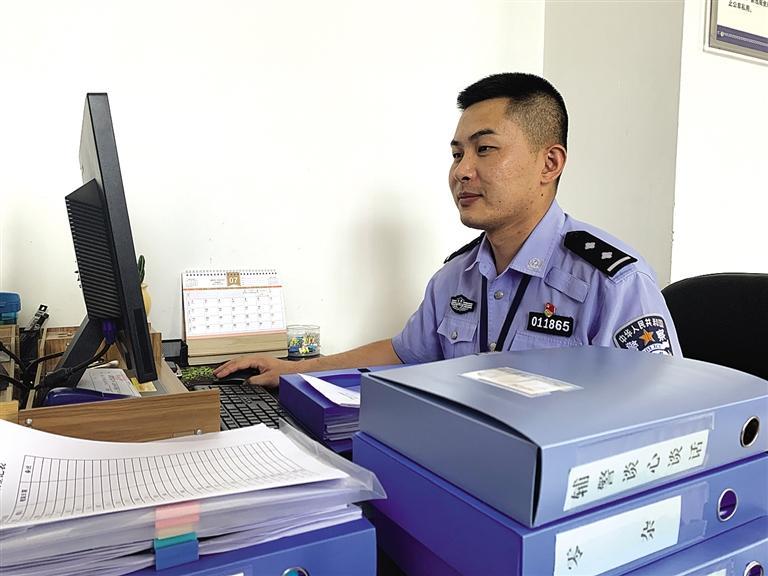 “身為黨員，就應(yīng)該第一個往前沖”