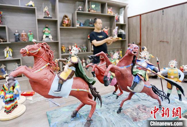 安秋平是成州面塑第五代傳承人，也是當(dāng)?shù)匚ㄒ粓?jiān)守面塑制作的人。　高展 攝