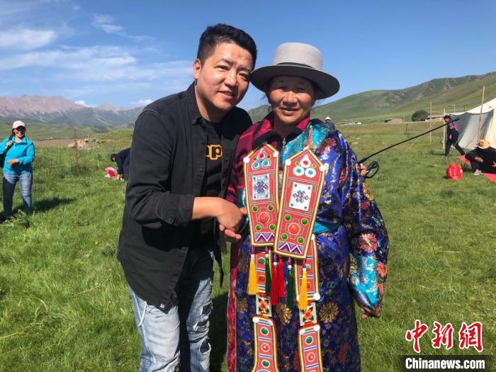 圖為拍攝紀(jì)錄片《西茂的婚禮》期間，張輝剛(左)與裕固族老人合影留念。(資料圖) 張輝剛供圖