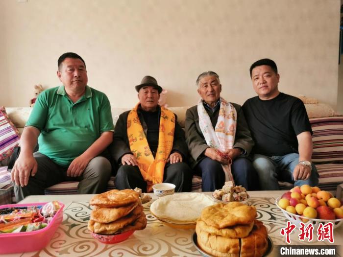 圖為張輝剛(右一)拜訪甘肅肅南縣裕固族德高望重的老人。(資料圖) 張輝剛供圖