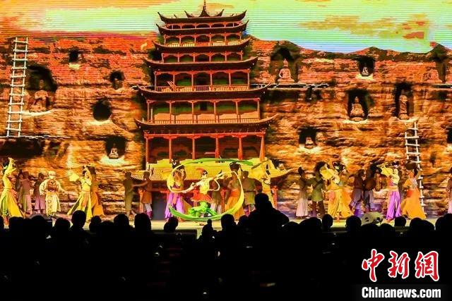 開幕式文藝展示“相約敦煌”，通過數字技術將莫高窟“搬到”演出現場?！「拭C省文化和旅游廳供圖