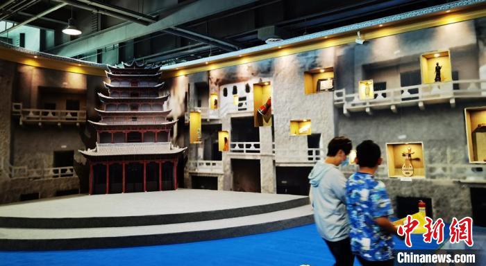 該展覽還借助科技手段，復(fù)原“藏經(jīng)洞”場(chǎng)景，將莫高窟“搬進(jìn)”展廳?！《∷?攝