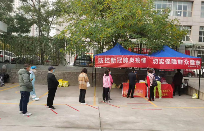 城關(guān)區(qū)紀(jì)委監(jiān)委各監(jiān)督檢查組督促各街道核酸檢測(cè)點(diǎn)落實(shí)“一米線”制度。.jpg