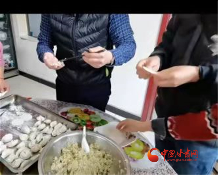 【甘快看】蘭州市榆中縣：鄉(xiāng)鎮(zhèn)干部沖在抗疫一線(xiàn) 后勤保障讓大家吃飽吃好