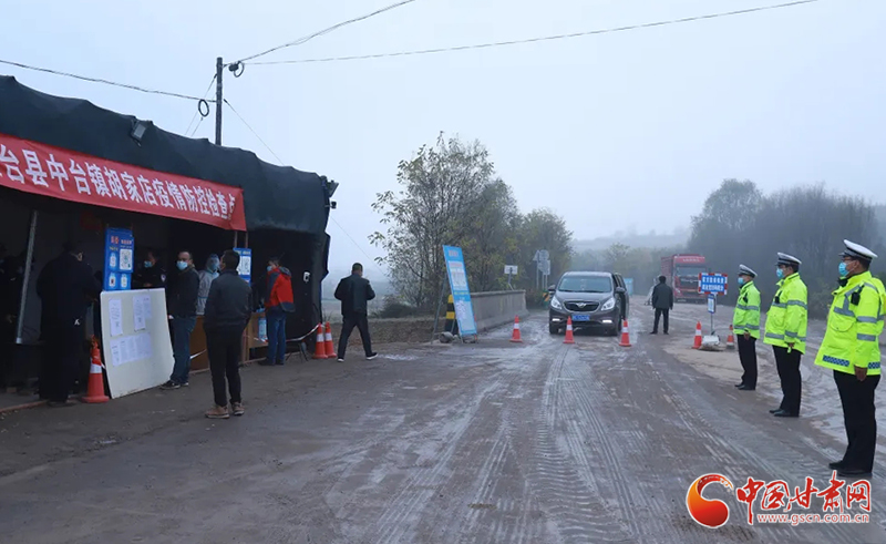 【甘快看·疫情防控甘肅在行動(dòng)】靈臺(tái)交警：戰(zhàn)“疫”一線(xiàn)筑牢銅墻鐵壁