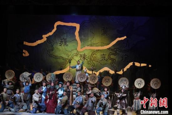 作為隴劇“梅花”，雷通霞在《大禹治水》中甘當(dāng)“綠葉”，該劇推出后，反響十分熱烈。(資料圖) 楊艷敏 攝