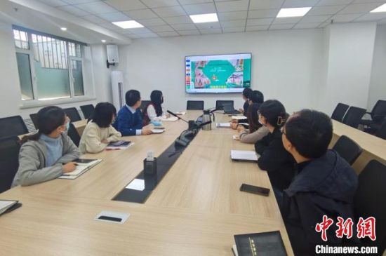 圖為甘肅教育出版社《寫給青少年的敦煌故事》叢書項(xiàng)目組，探討圖書封面設(shè)計(jì)?！￠Z姣 攝