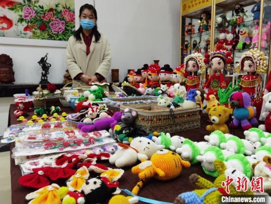 圖為隴原巧手展示手工藝品。(資料圖) 徐雪 攝