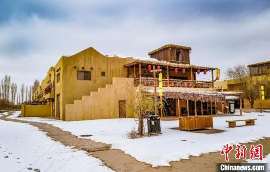 雪落敦煌月牙泉小鎮(zhèn)?！⊥醣筱y 攝