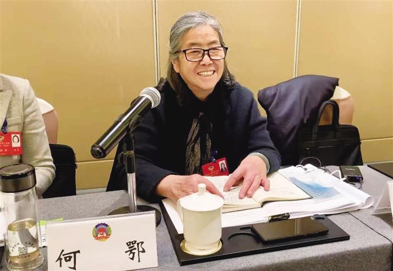 【委員風(fēng)采】“明星委員”何鄂的三個(gè)“幸?！?>
        </a><em>【委員風(fēng)采】“明星委員”何鄂的三個(gè)“幸?！?/em></li>
    <li><a  target=