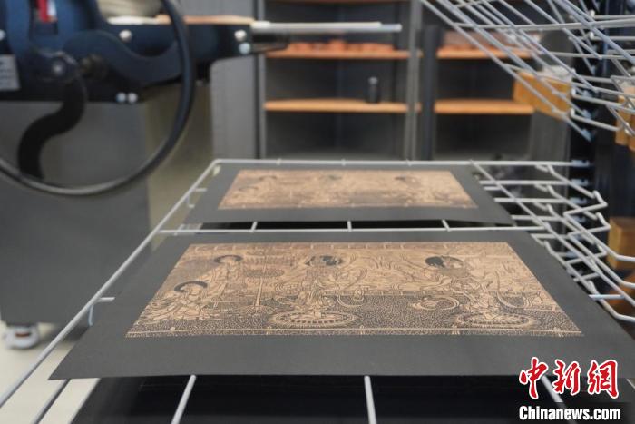 圖為徐晉林工作室制作的雕版敦煌壁畫印刷成品展示?！【琶赖┰?　攝