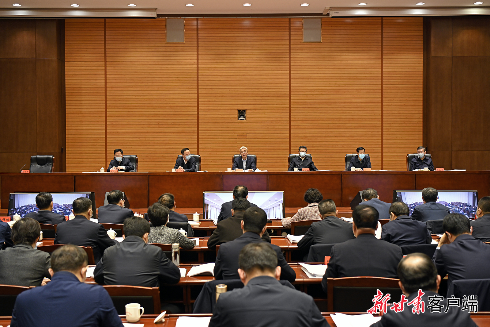 尹弘在省委農(nóng)村工作領(lǐng)導(dǎo)小組會(huì)議上強(qiáng)調(diào)：以深厚為民情懷鞏固拓展脫貧攻堅(jiān)成果，用高度負(fù)責(zé)精神扎實(shí)做好備考迎評(píng)工作