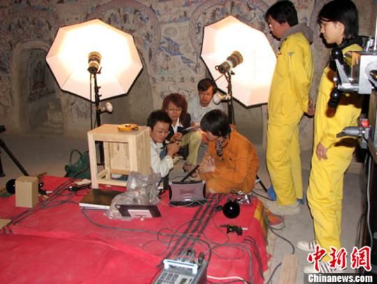 敦煌研究院與日本東京文化財研究所合作進行第285窟多光譜無損調查工作現場。中新社發(fā) 婁婕 供圖