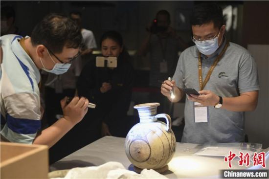 2020年6月，在長沙博物館舉行“從地中海到中國：絲路寶藏——平山郁夫絲綢之路美術館藏文物展”前，專家開箱鑒定文物。中新社記者 楊華峰 攝