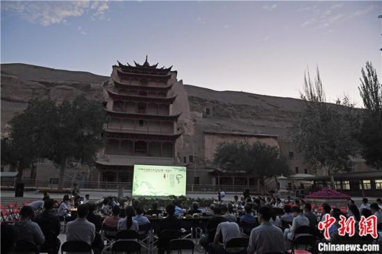 2018年8月，在敦煌莫高窟標志性建筑“九層樓”前，《回顧平山郁夫先生的貢獻》座談會舉行。來自中日兩國的專家、學者共同懷念這位情系敦煌數十載的繪畫巨匠、中日友好的文化使者、世界文化遺產的守護者。中新社記者 楊艷敏 攝