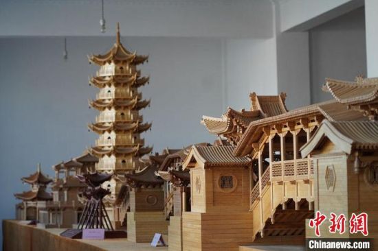 圖為古建筑模型制作技藝傳習(xí)所展廳內(nèi)的微縮古建筑作品。　九美旦增 　攝