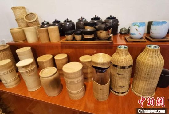 圖為展陳的一件件精致可愛的竹編農具工藝品?！●T志軍 攝