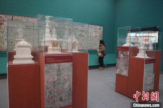 圖為觀眾欣賞數(shù)字復制壁畫?！【琶赖┰?攝